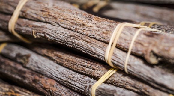 Serendib ingredients Herbs Liqorice Close-up stacked cinnamon sticks 580x320